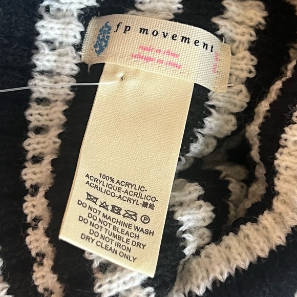 FREE PEOPLE Movement
Black & White Striped Beanie
C8652 - Picture 4 of 6